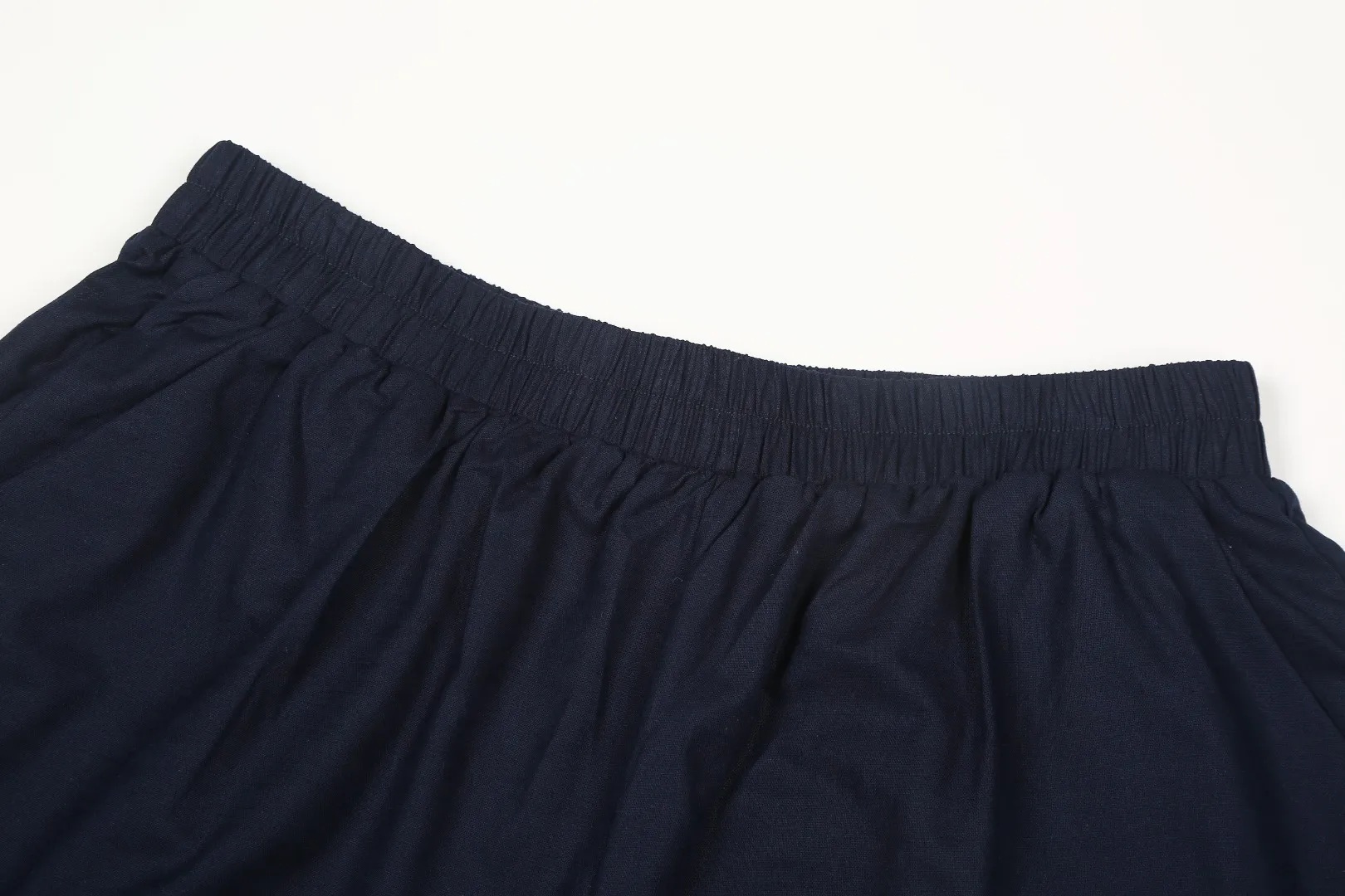 P210 White background picture [High-end quality] Style number: 25052# Color: Navy blue/off-white/light khaki/ice blue/dark khaki Size: S to XL - Ralph Lauren/Ralph Lauren 25SS Summer hot item high-quality lazy old money style linen couple style five-point shorts - originality restoration 105% cotton blended bamboo linen on the face Super soft nylon elastic in the same color ✅ - 100% restored workmanship Short five-point version, double-layered inside and outside to prevent exposure, double stitching to cover the independent waistband ✅ - Professional washing before the car, the texture of the fabric is tight and soft ✅ - RL/Ralph Lauren linen shorts are simply a summer savior. The linen material allows every pore to breathe freely, say goodbye to sticky heat. Walking on the road, the wind blows, and the heat all over the body is instantly smoothed away. The bamboo texture is natural and unique, simple and pure texture, full of laziness and old money style.